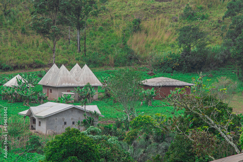 Cases traditionnelles  de la chefferie à l'ouest du Cameroun, dans le village de Bamendjou photo