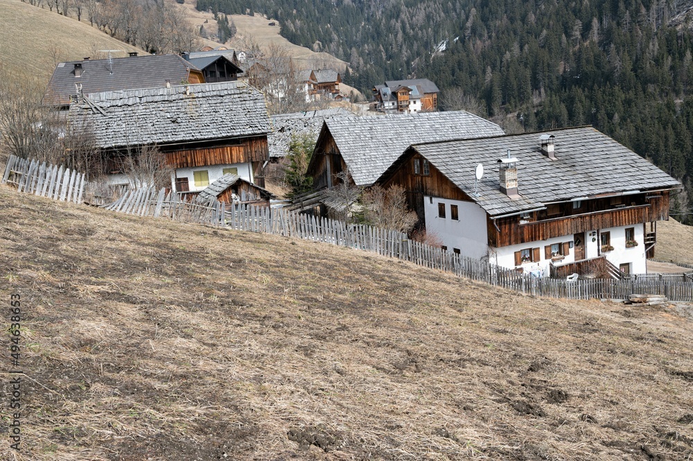 Alte  mit Holzschindeln gedeckte Häuser im Weiler Fordora bei Enneberg Pfarre am Kronplatz - Südtirol