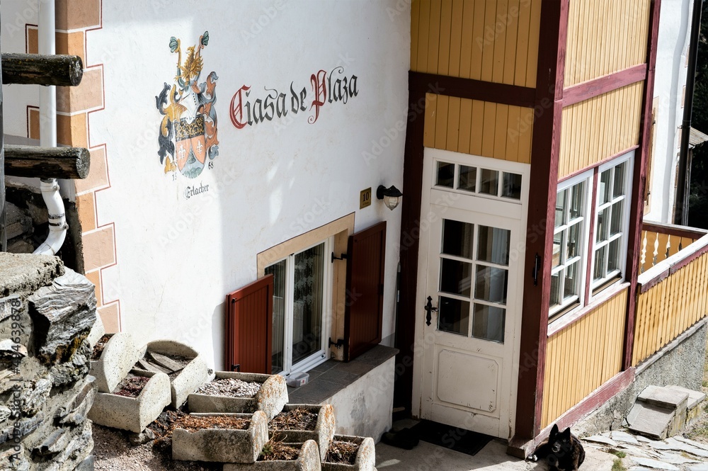 Obraz premium Detail eines alten Gehöftes mit einem auf das Jahr 1568 datierten historischem Wappen im Weiler Frena in Südtirol - Fotografiert im Rahmen der Panoramafreiheit