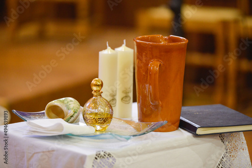 Éléments préparés sur une table pour la cérémonie d'un baptême dans une église