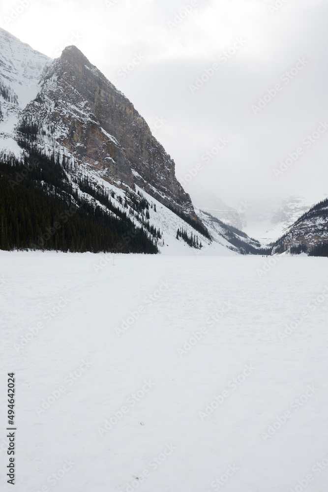 Obraz premium banff rocky mountains in canada snowy big green trees cloudy