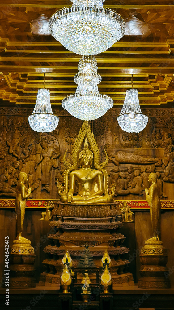 Fototapeta premium golden buddha statue