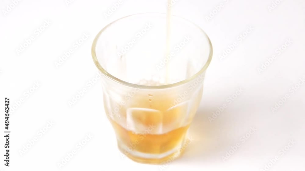 冷えたガラスのコップにそそがれる冷たいお茶の映像。グラスが冷えているので水滴がついていて爽やかなイメージ 冷えたガラスのコップにそそがれる冷たいお茶の映像。グラスが冷えているので水滴がついていて爽やかなイメージ
