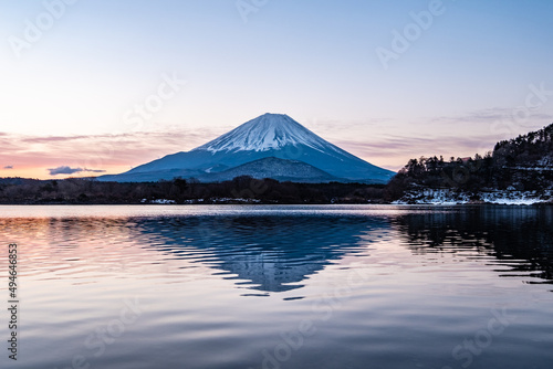 日の出前の山梨県精進湖と富士山