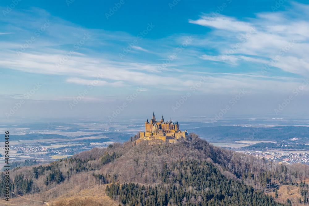 Obraz premium Frühlingshafte Entdeckungstour rund um die prächtige Burg Hohenzollern - Baden-Württemberg - Deutschland