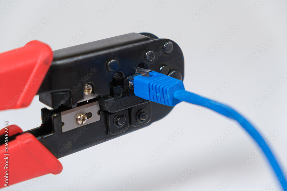 The computer master crimps the connection of the Vlan connector with a special tool crimper. The computer master crimps the connection of the Vlan connector with a special tool crimper.