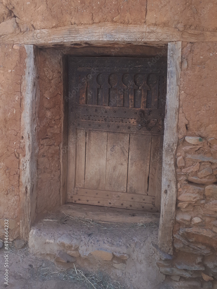 Fototapeta premium old wooden door in wall