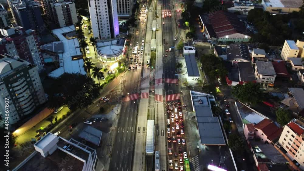 Vídeo aéreo da vida noturna no centro da cidade de Belo Horizonte no estado de Minas Gerais. Prédios, carros e pessoas em Março de 2022.
