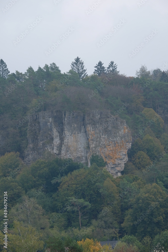 FU 2020-10-17 Gerolstein 281 Steiles Felsmassiv im Wald