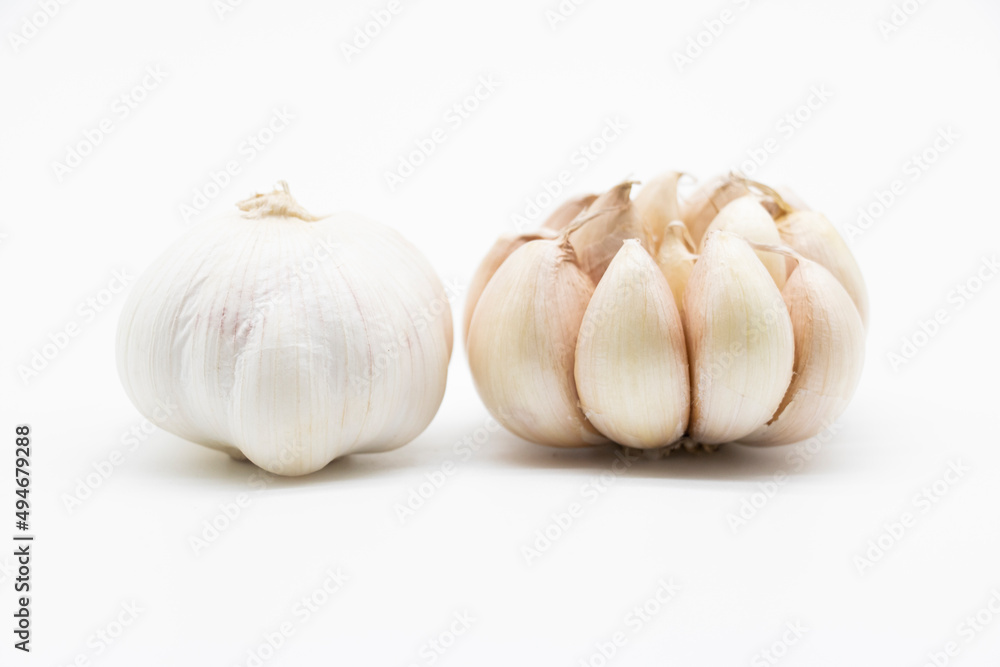 Obraz premium garlic slices isolated on white background