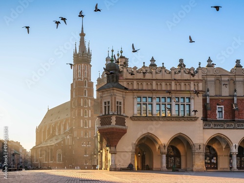 Rynek Główny i Kościół Mariacki w Krakowie o poranku