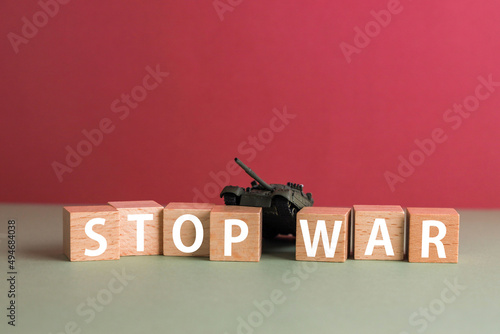 STOPWARの文字と戦車の模型