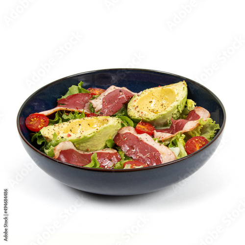 Salade composée - Salade, avocat, magret de canard, tomates cerises, baies - Fond blanc