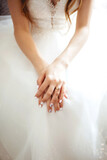 pierścionek zaręczynowy u panny młodej, manicure ślubny