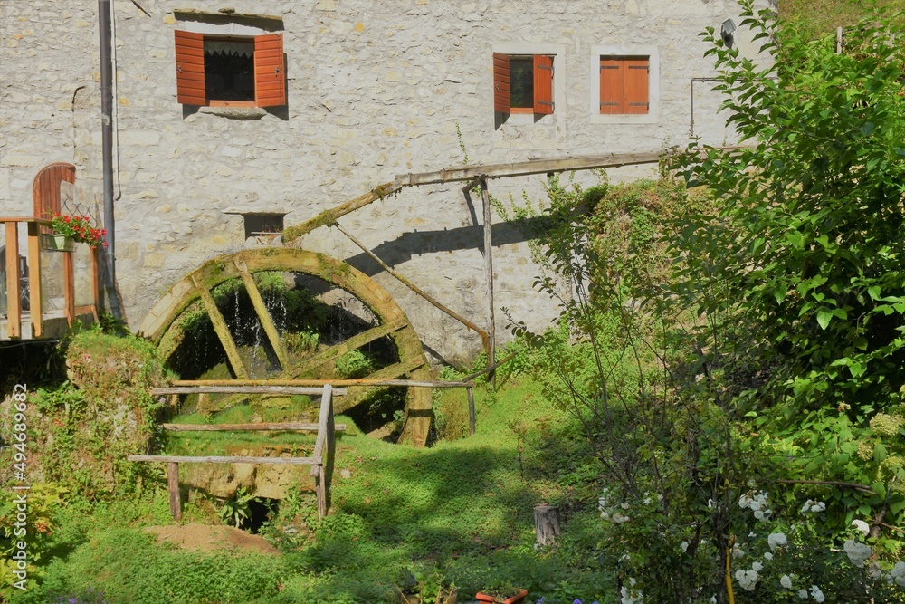 Bellissima ruota di un vecchio mulino