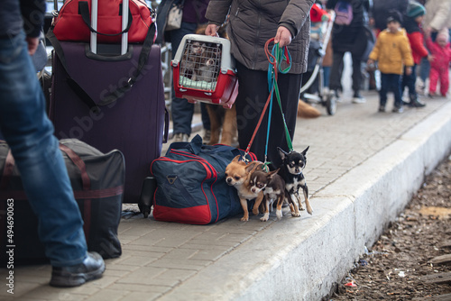 Fotografia Ukrainian refugees from Mariupol on Lviv railway station waiting for train to es