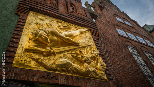 Lichtbringer, der Erzengel Michael  als goldenes Relief über dem Eingang der Böttcherstrasse in Bremen