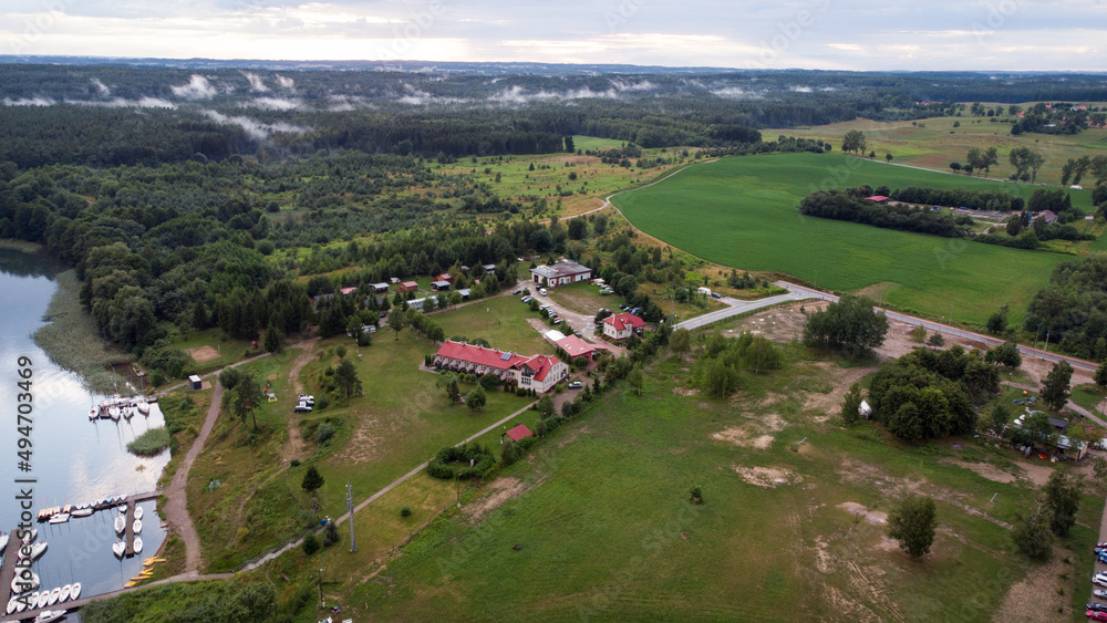 Fototapeta premium Mazury, jezioro Ryńskie, Bocianie Gniazdo, piękna pogoda widok z góry
