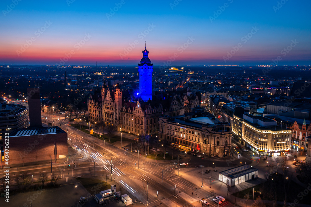 Neues Rathaus Leipzig bei Nacht mit Blauer Beleuchtung im Gedanken für die Ukraine. 