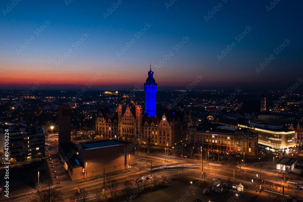Neues Rathaus Leipzig bei Nacht mit Blauer Beleuchtung im Gedanken für die Ukraine 