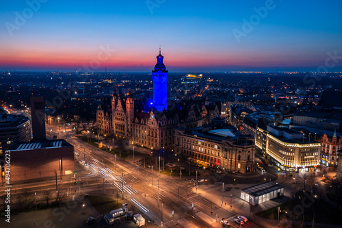 Neues Rathaus Leipzig bei Nacht mit Blauer Beleuchtung im Gedanken für die Ukraine. 