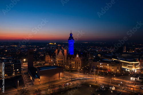 Neues Rathaus Leipzig bei Nacht mit Blauer Beleuchtung im Gedanken f  r die Ukraine 