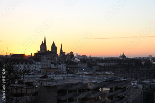 Lever du soleil sur Dijon  cath  drale Saint-B  nigne et   glise Saint-Philibert 