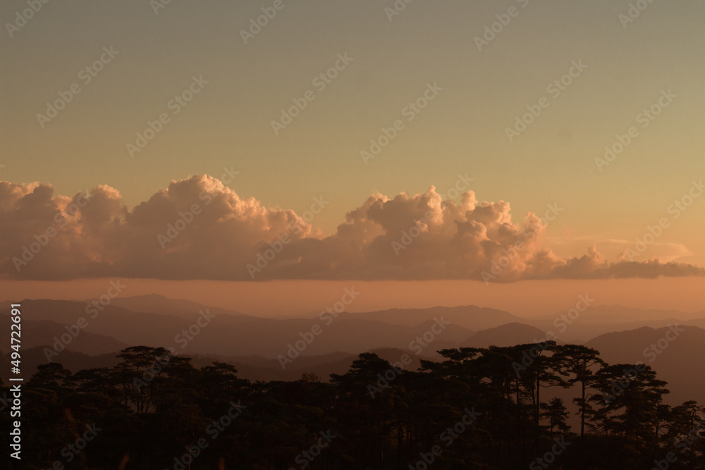 Obraz premium sunset with mountains in the background