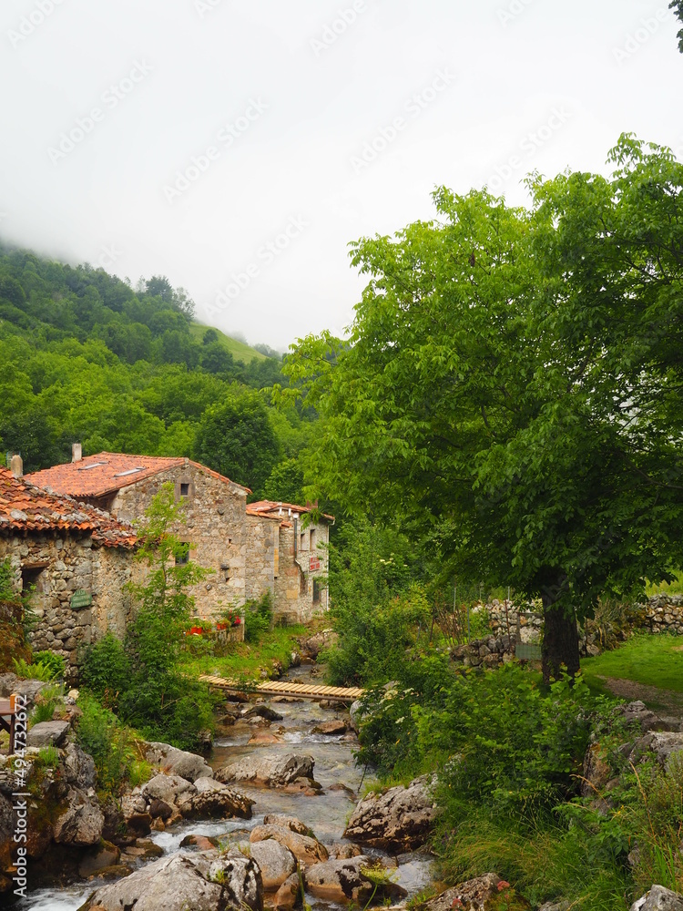 La ruta hacia Bulnes en plenos Picos de Europa, España. La ruta hacia Bulnes en plenos Picos de Europa, España.