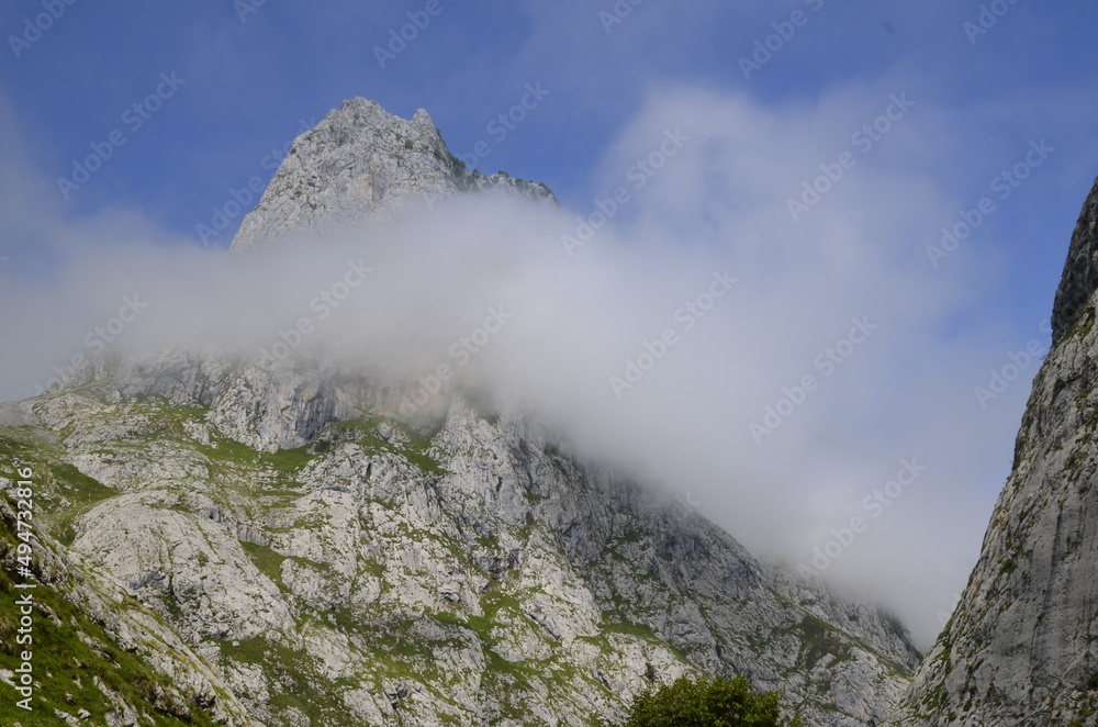 La ruta hacia Bulnes en plenos Picos de Europa, España.