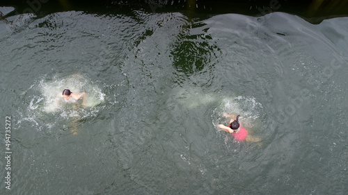 dzieci pływające w jeziorze
