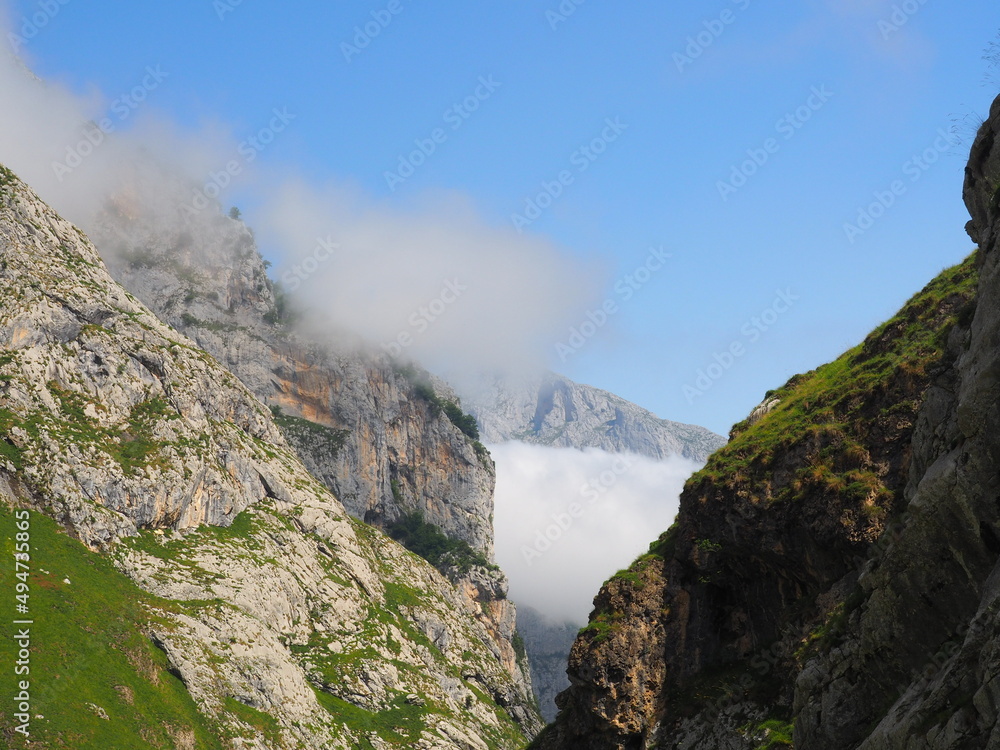 La ruta hacia Bulnes en plenos Picos de Europa, España. La ruta hacia Bulnes en plenos Picos de Europa, España.