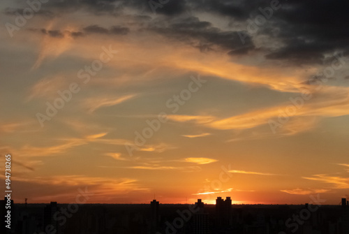 Atardecer nuboso sobre ciudad