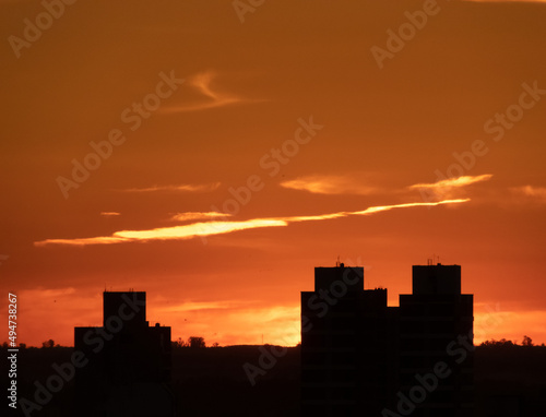 Atardecer nuboso sobre ciudad