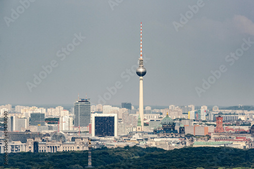 Blick auf die Mitte der Stadt Berlin mit dem Fersehturm und andern hohen Gebäuden