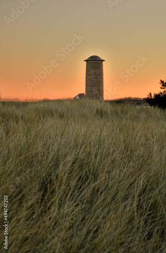 Das Wahrzeichen von Domburg auf Zeeland in den Niederlanden, der alte Wasserturm im Morgenrot