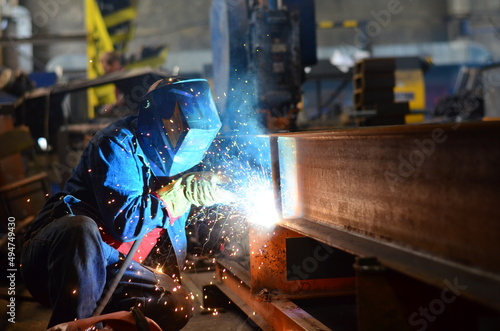 Εκτύπωση καμβά A welder works at a factory