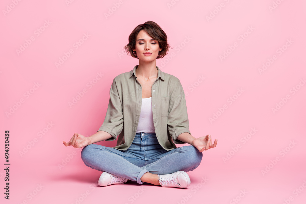 Φωτογραφία Full body photo of pretty focused lady sit lotus position meditate mudra fingers
