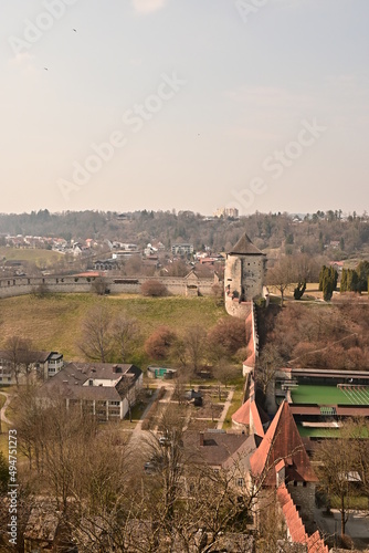 Fototapeta Naklejka Na Ścianę i Meble -  Pulverturm der Burg zu Burghausen im Nebel, Bayern, Deutschland, 19.03.2022	
