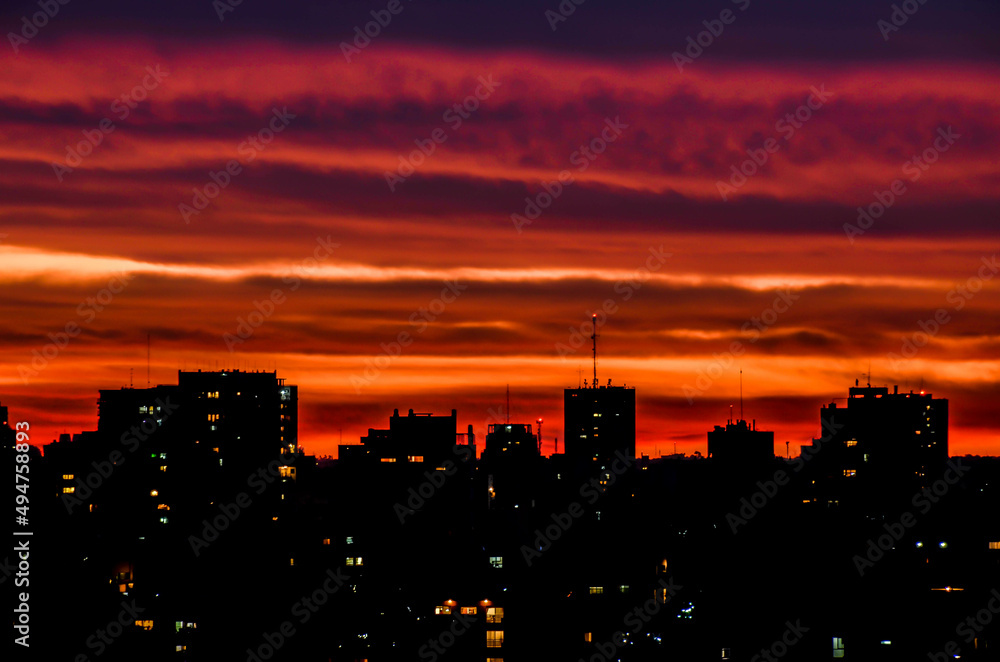 paisaje en atardecer de edificios con las luces en las ventanas en la ciudad de buenos aires argentina