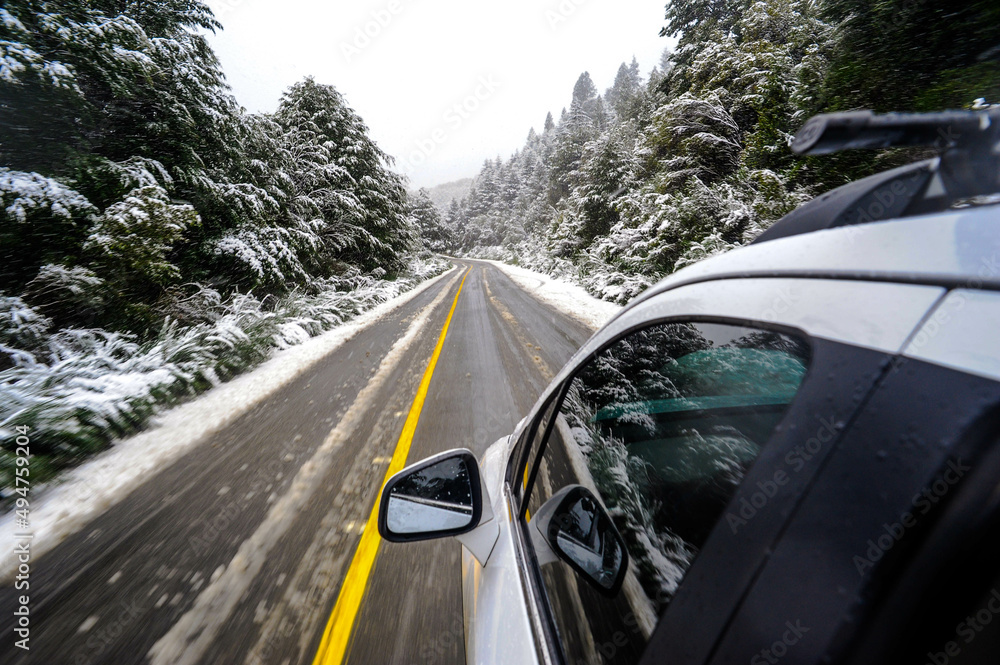 carro viajando en camino de asfalto bajo tormenta de nieve con pinos nevados en bariloche argentina ruta carro viajando en camino de asfalto bajo tormenta de nieve con pinos nevados en bariloche argentina ruta