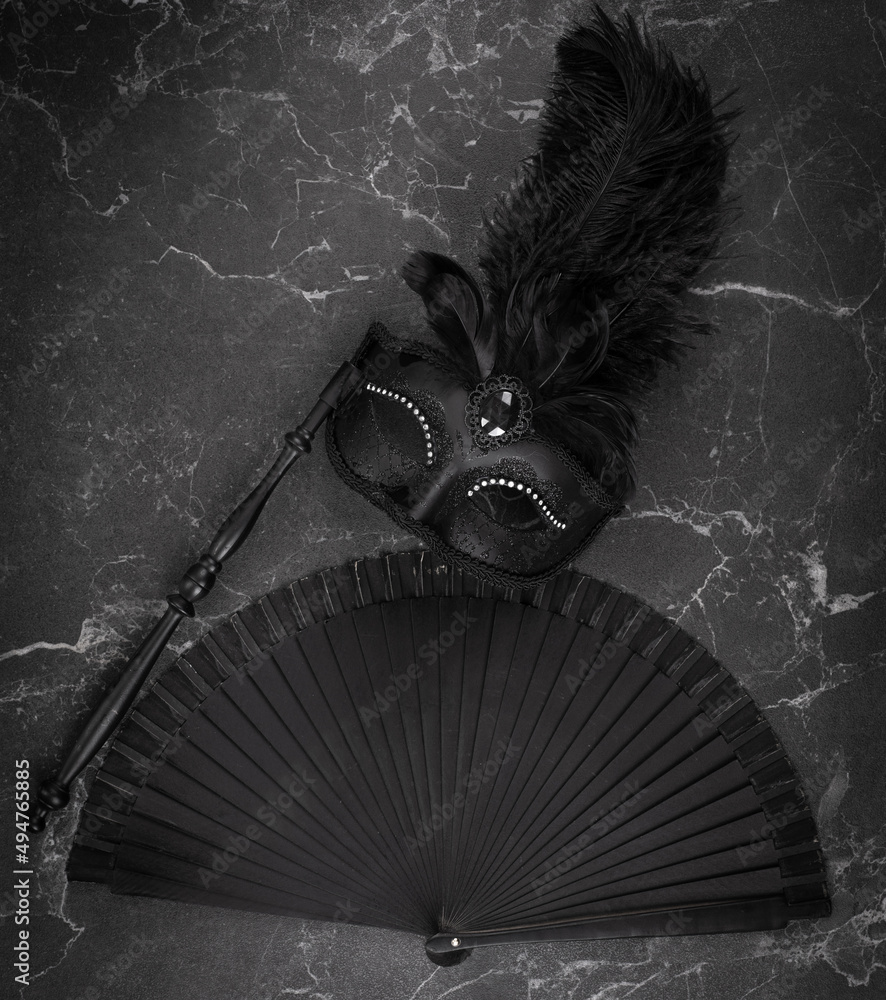 black theatrical mask and fan on a black background - obrazy, fototapety, plakaty 