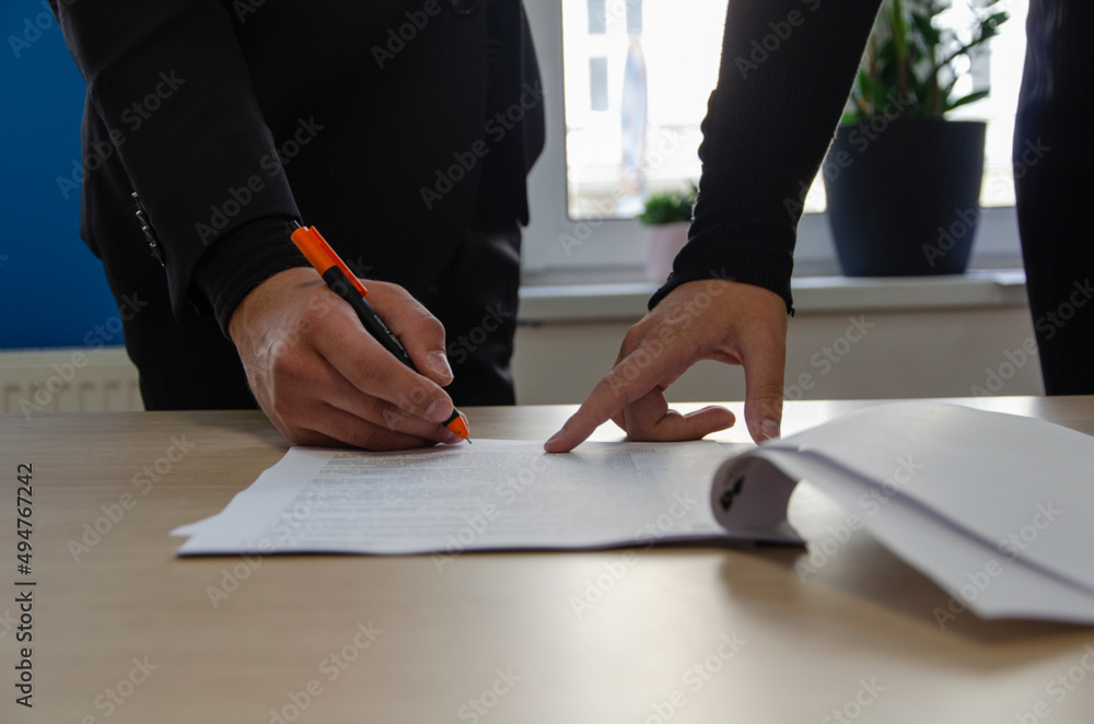 Podpisywanie umowy we wskazanym przez kobiecą dłoń miejscu - obrazy, fototapety, plakaty 