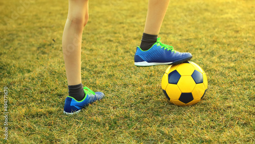  Piłka nożna. Chłopiec grający w piłkę na boisku. A boy playing soccer on the field.