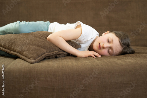 Mädchen, 7, schläft auf der Couch