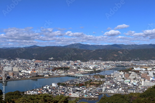 五台山から国分川と工石山を眺める　秋　（高知県　高知市街地） © mitumal 