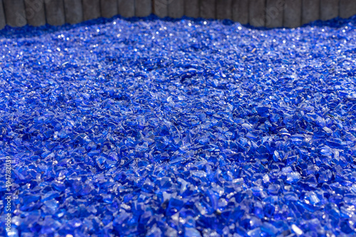 Blaues Altglas, bereit zum recyceln in der Sortieranlage photo