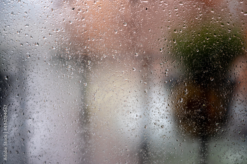 detalle de vidrio de ventana empañado en día frío con lluvia en el exterior detalle de vidrio de ventana empañado en día frío con lluvia en el exterior
