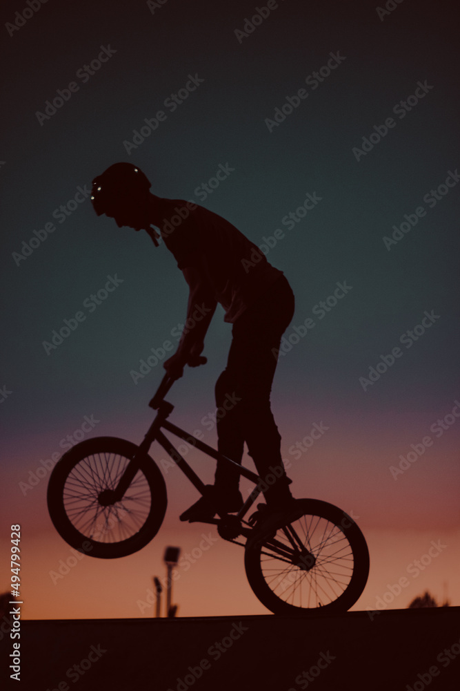 Obraz premium silhouette of a cyclist
