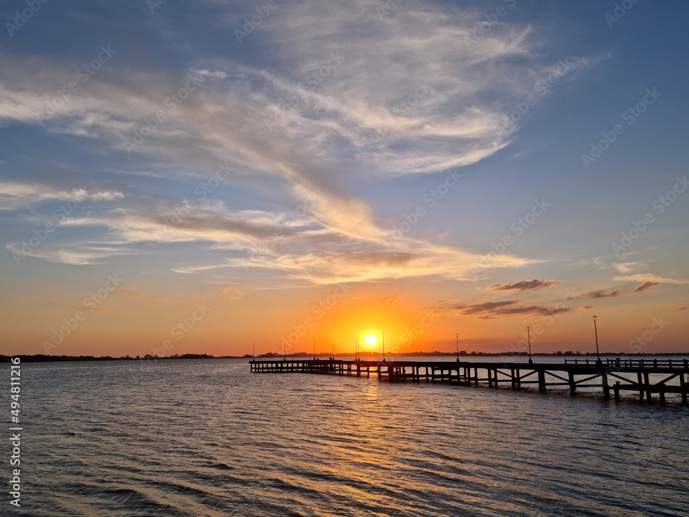 Obraz premium Atardecer en Chascomus. Muelle de pescadores.